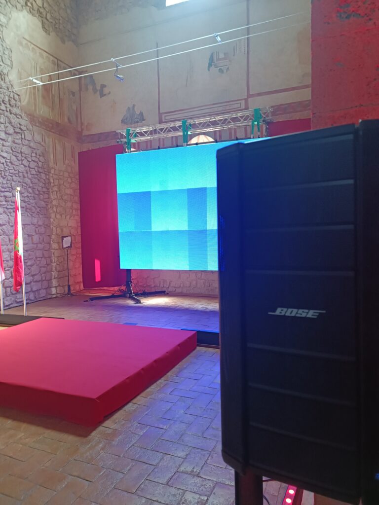 led wall per proiezioni slide aziendali, impianti bose per la miglior sonorizzazione del vostro evento aziendale.