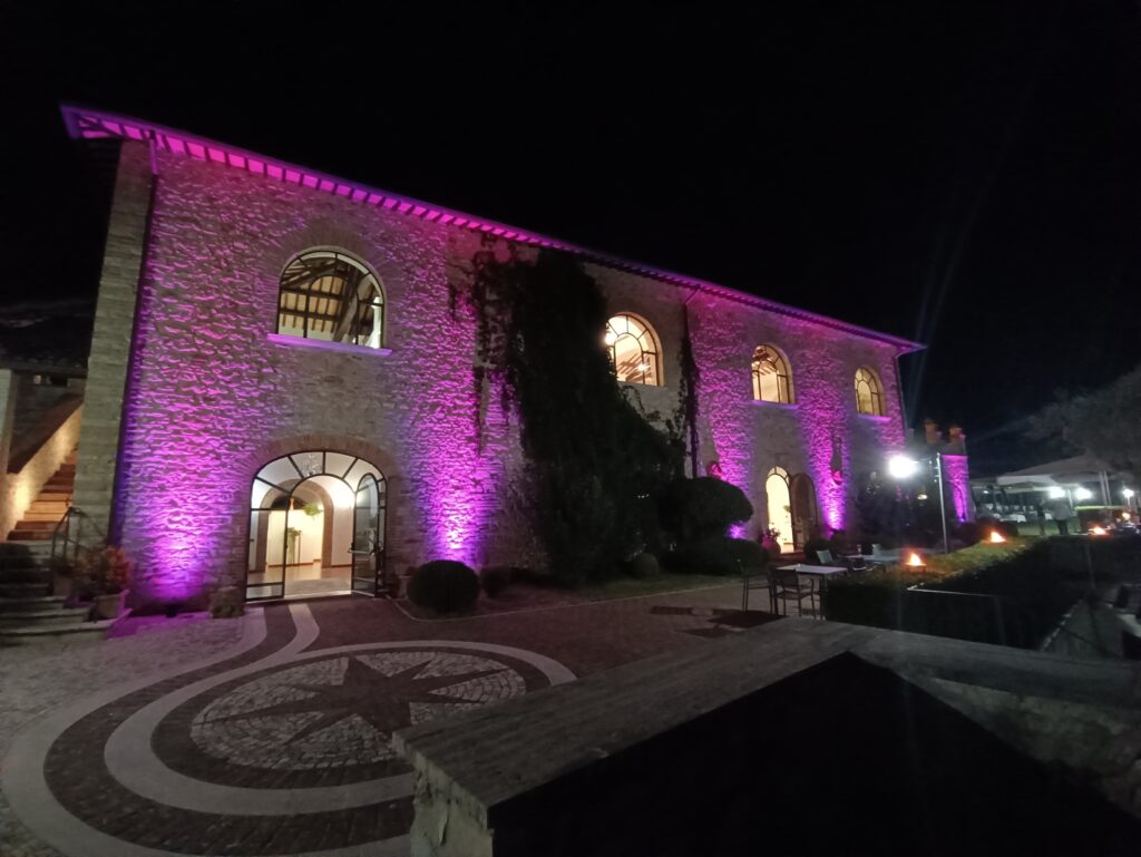 Illuminazione esterni con i colori dell'azienda per eventi con i dipendenti